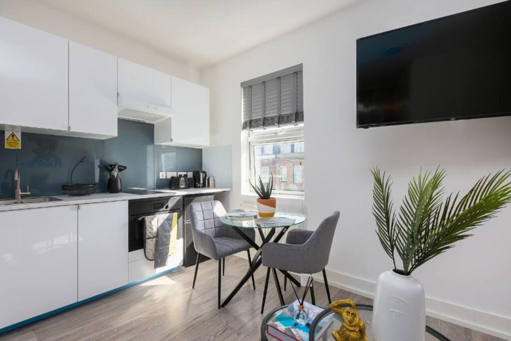 Studio Apt, 8 Min Walk From Tube 3 London Bagian luar foto