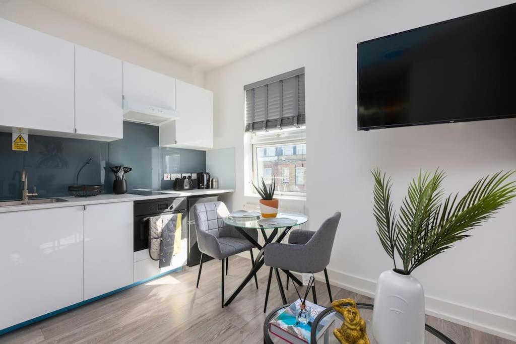 Studio Apt, 8 Min Walk From Tube 3 London Bagian luar foto